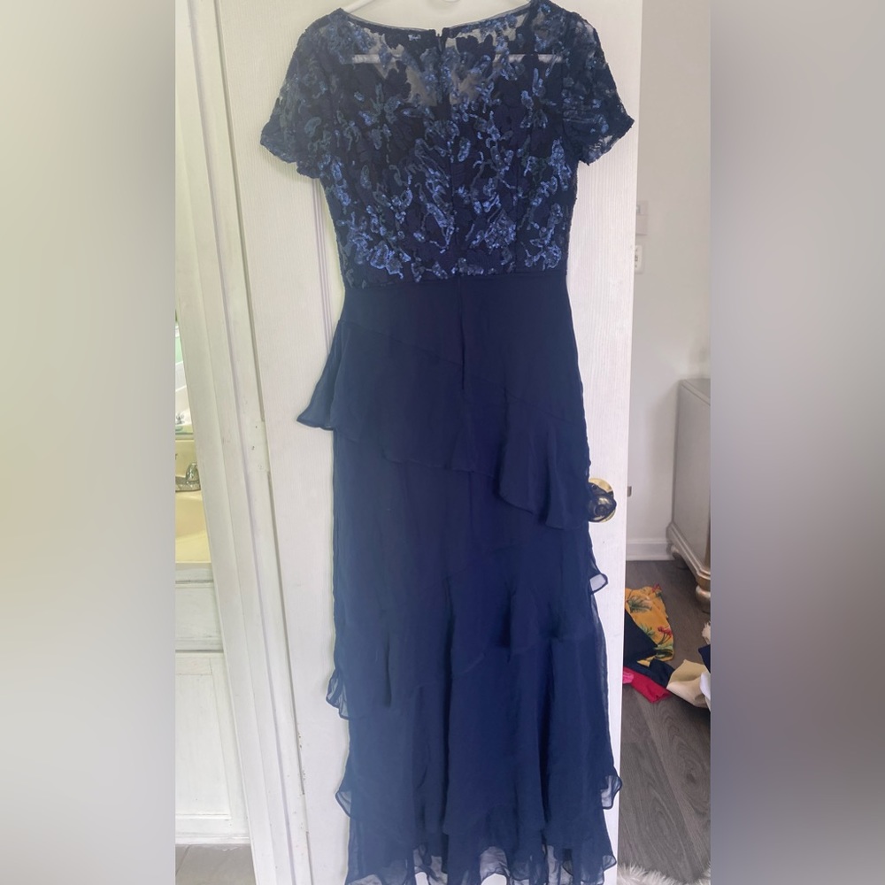 An adorable navy blue dress in size 2 for women - Picture 3 of 7